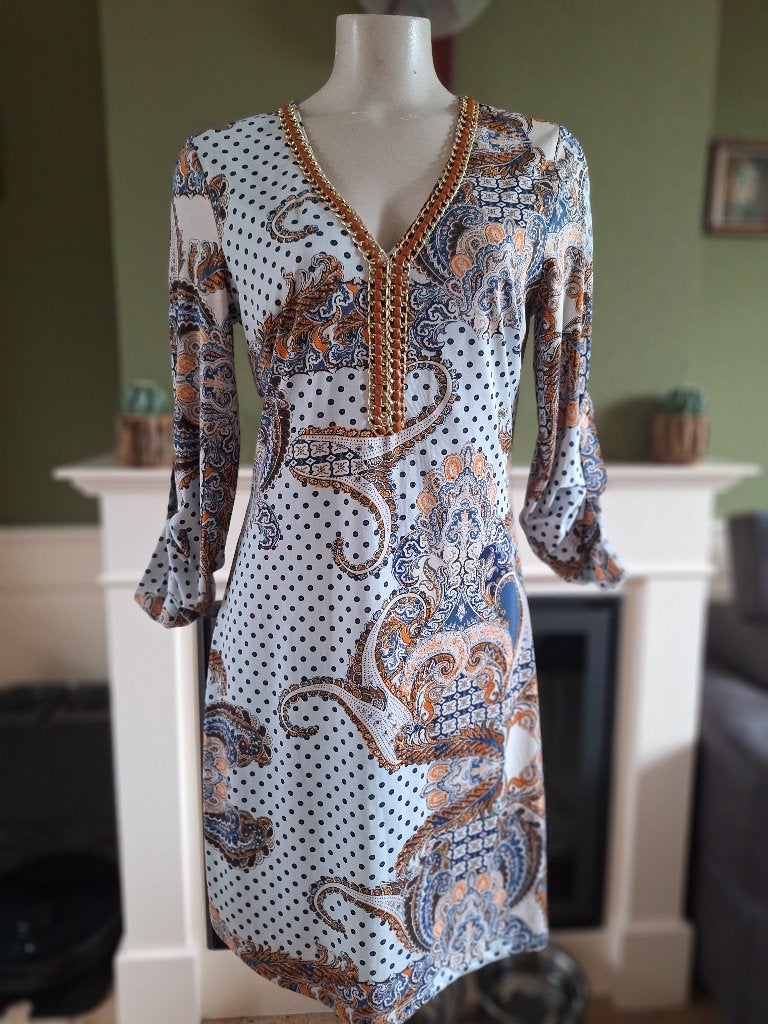 K-Design jurk met ketting halslijn leer look stukken M, Maat 38/40 (M), K-design, Zo goed als nieuw, Knielengte