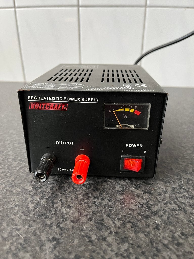 Voltcraft gereguleerde gelijkstroomvoeding 12v DC-voeding, Hobby en Vrije tijd, Ophalen of Verzenden, Gebruikt