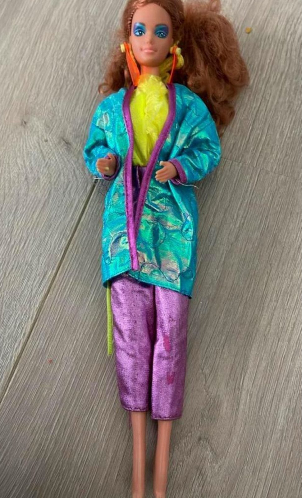 Vintage Barbie pop met kleurrijke outfit, Kinderen en Baby's, Ophalen of Verzenden, Gebruikt, Barbie