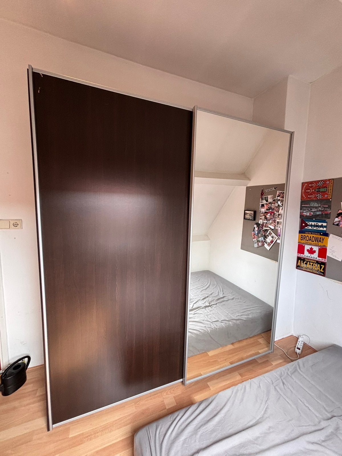 Mooie kledingkast 200cm breed 220cm hoog, Met deur(en), 200 cm of meer, Zo goed als nieuw, 200 cm of meer