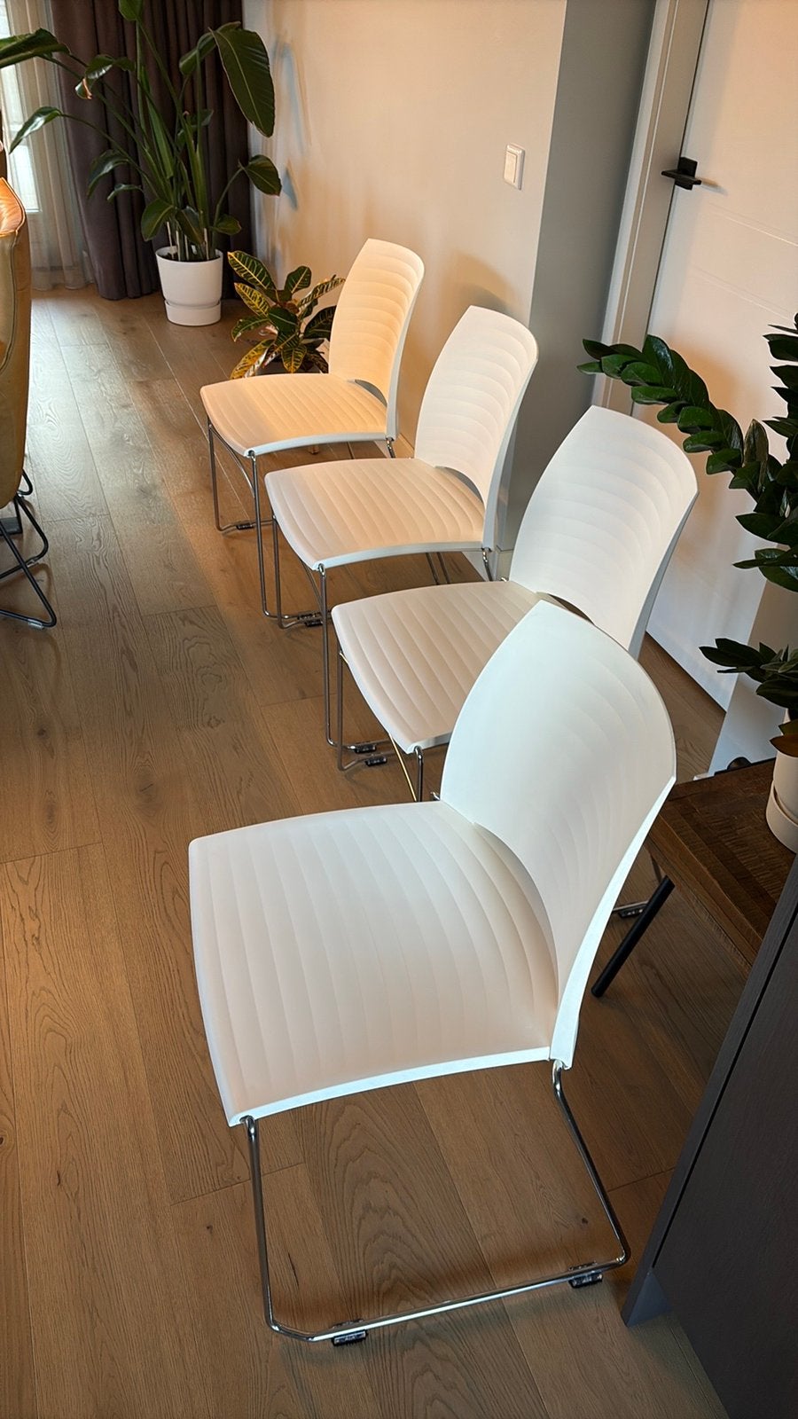 Set van 4 moderne witte designstoelen Stapelbaar, Als nieuw!, Ophalen, Kunststof, Wit, Zo goed als nieuw