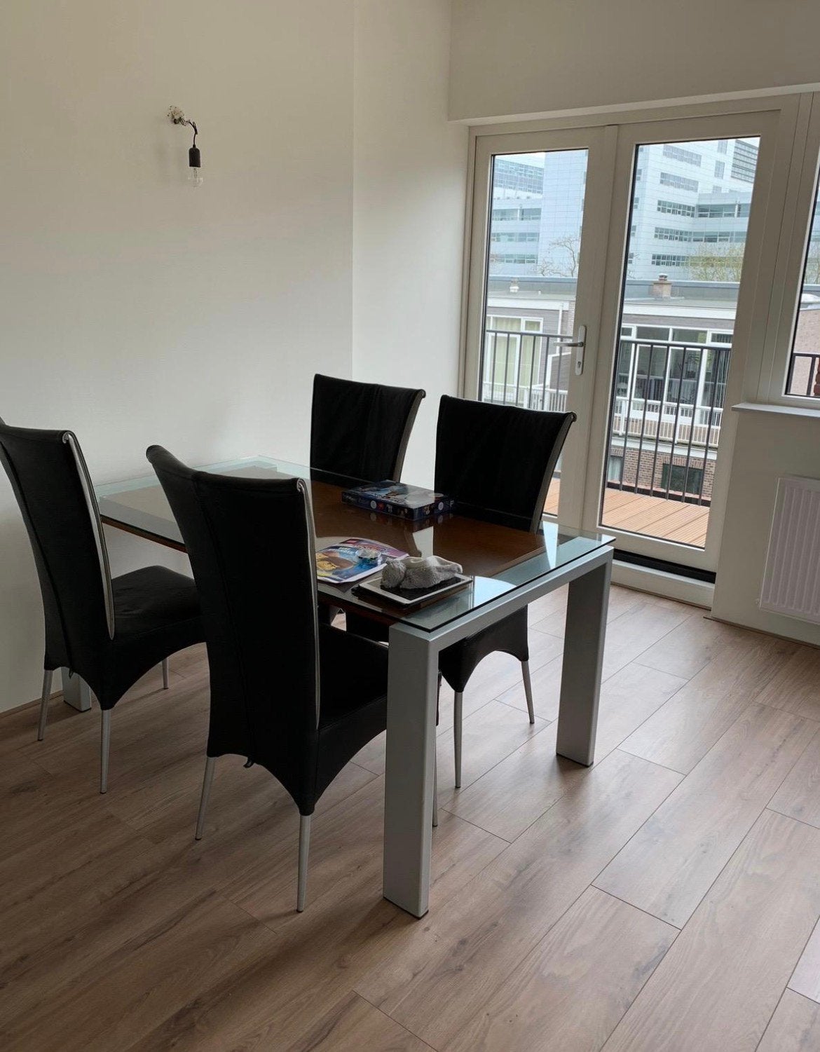 Glazen eettafel met 4 zwarte stoelen, Ophalen, Gebruikt, 50 tot 100 cm, Glas