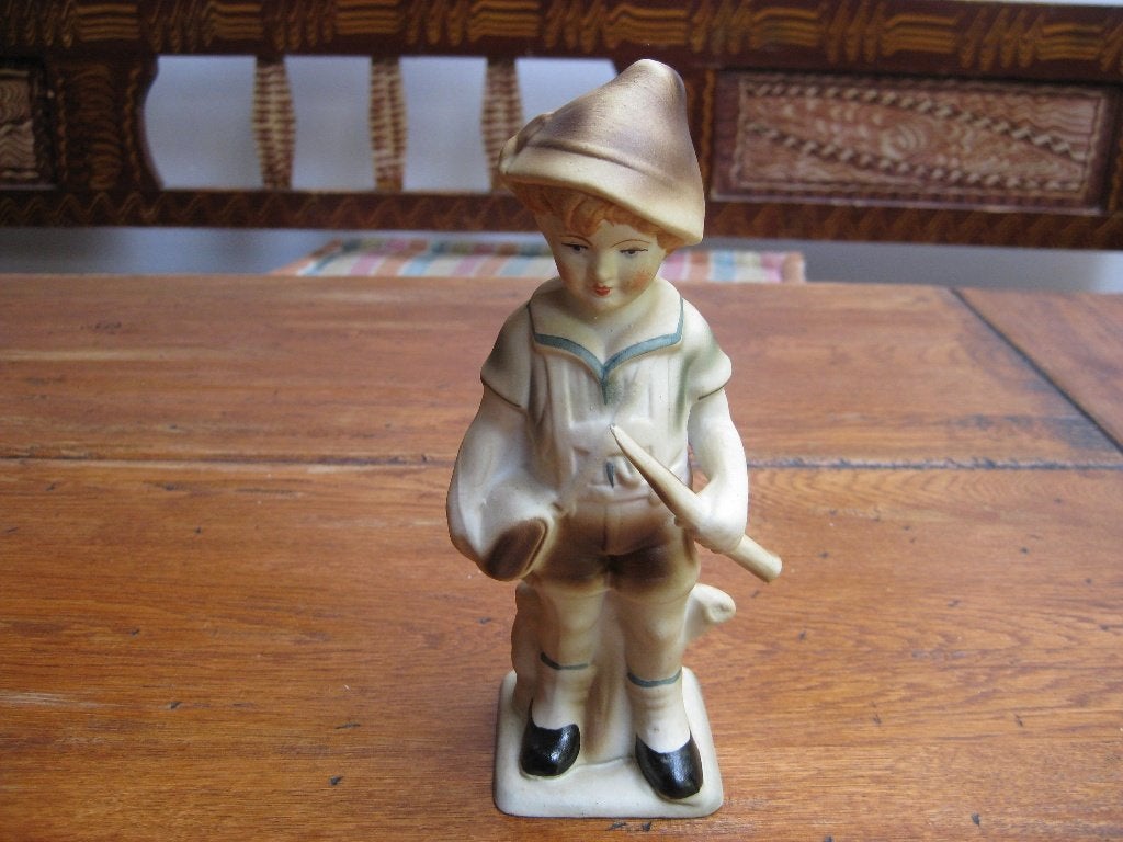 biscuit porseleinen beeldje van een jongetje met stok.