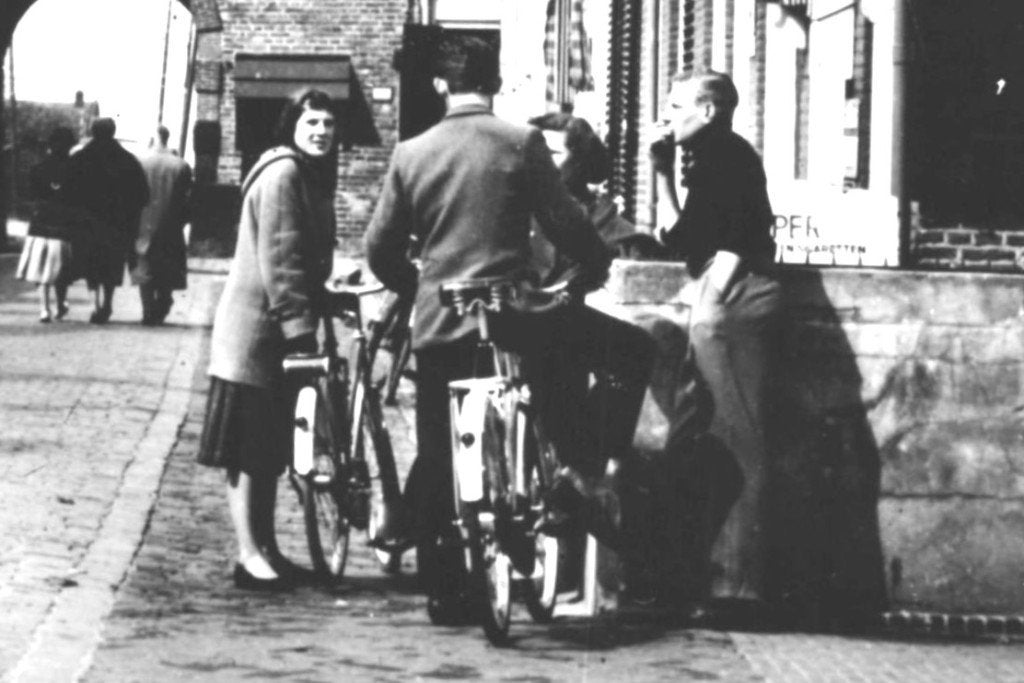 968504	Elburg	Gld 1963 Vischpoort	Gelopen, Verzamelen, Ansichtkaarten | Nederland, Ophalen of Verzenden, 1960 tot 1980, Gelopen