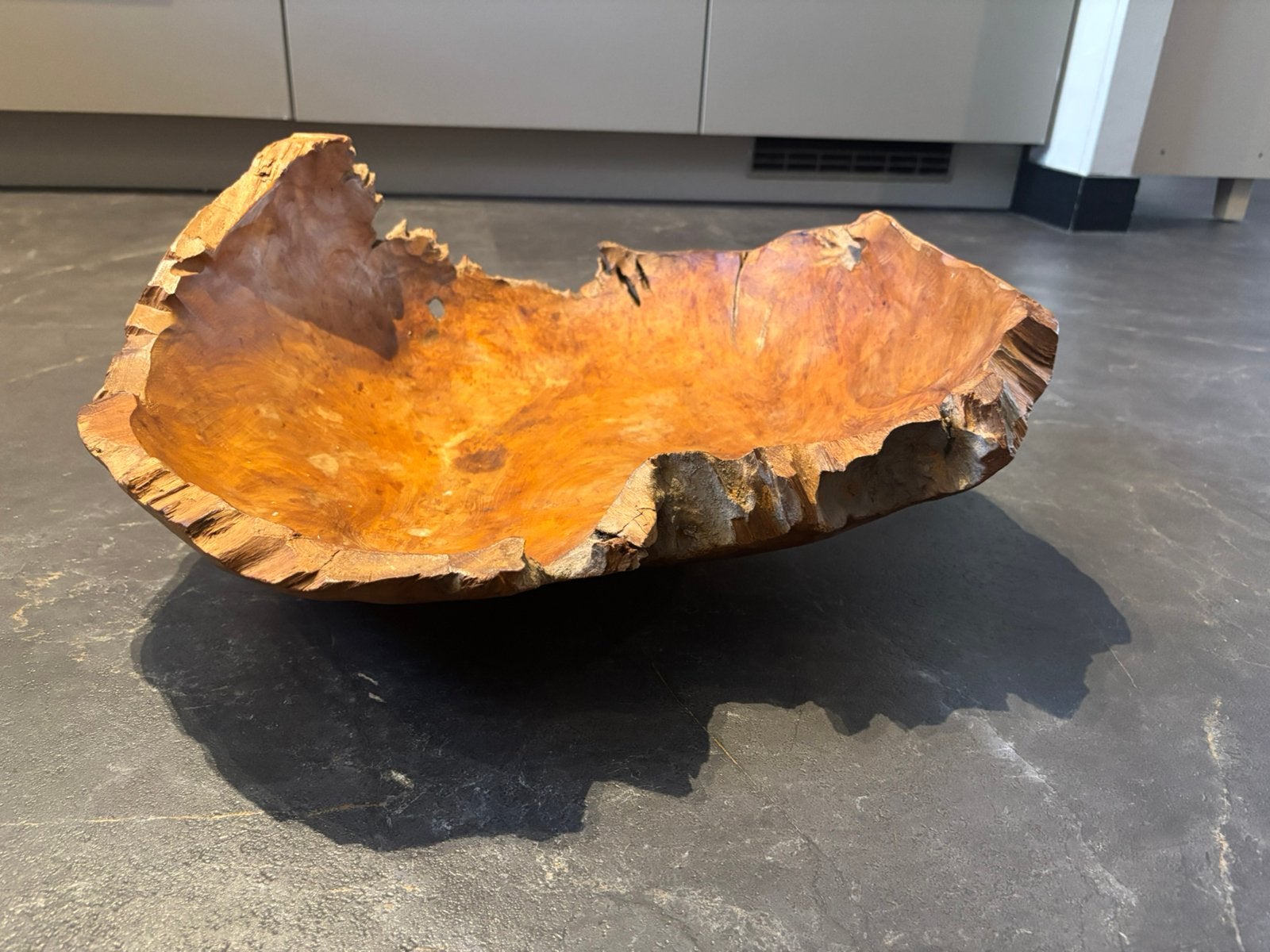 Grote handgemaakte houten decoratieschaal van teakwortel, Ophalen, Zo goed als nieuw, Rond, Hout