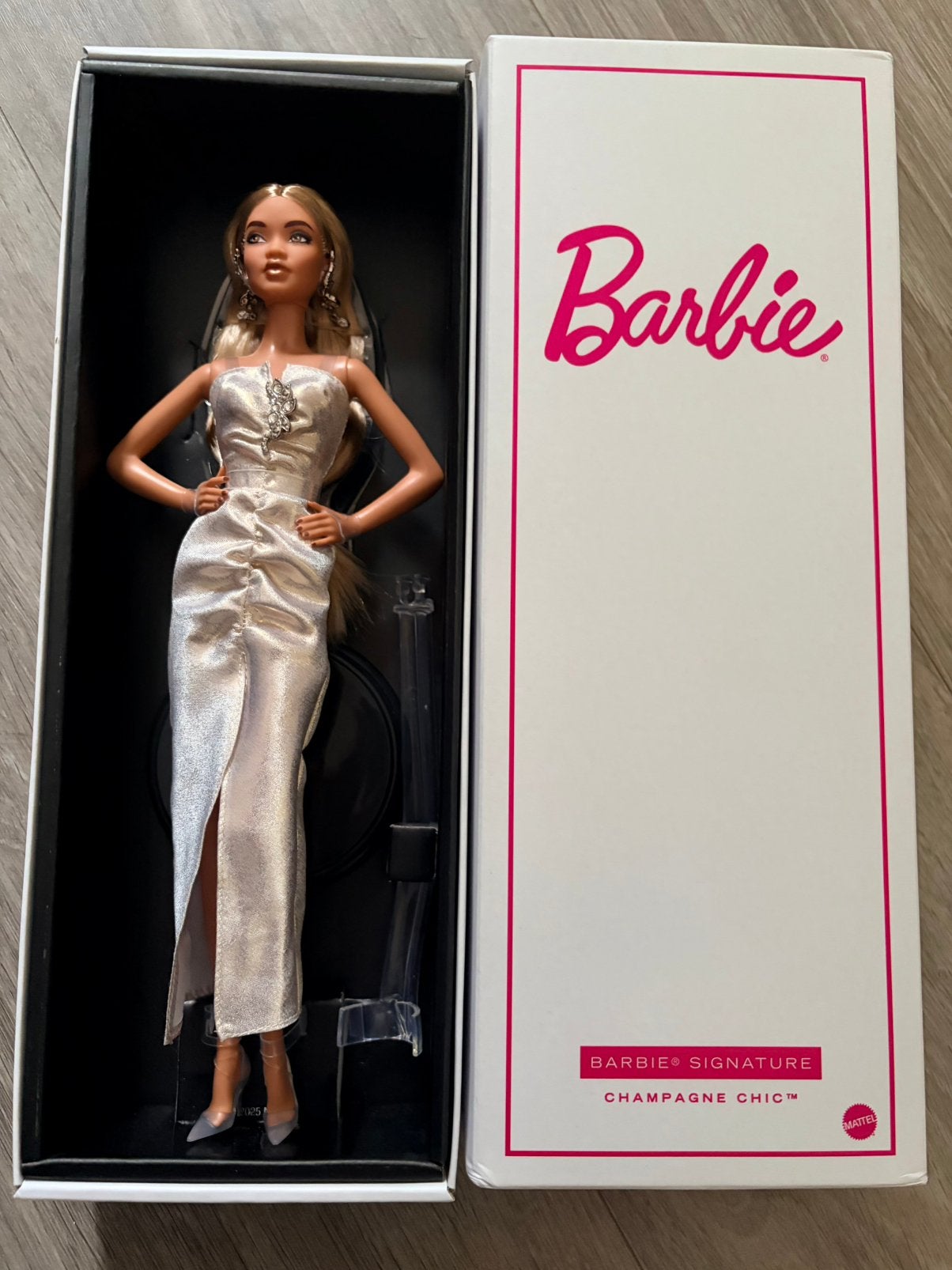 Champagne chic barbie nrfb, Verzamelen, Ophalen of Verzenden, Zo goed als nieuw, Fashion Doll
