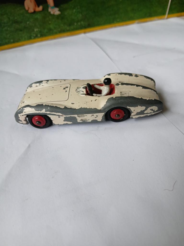 Mercedes racewagen.  Dinky toys 237, Ophalen of Verzenden, Gebruikt, Auto, Dinky Toys