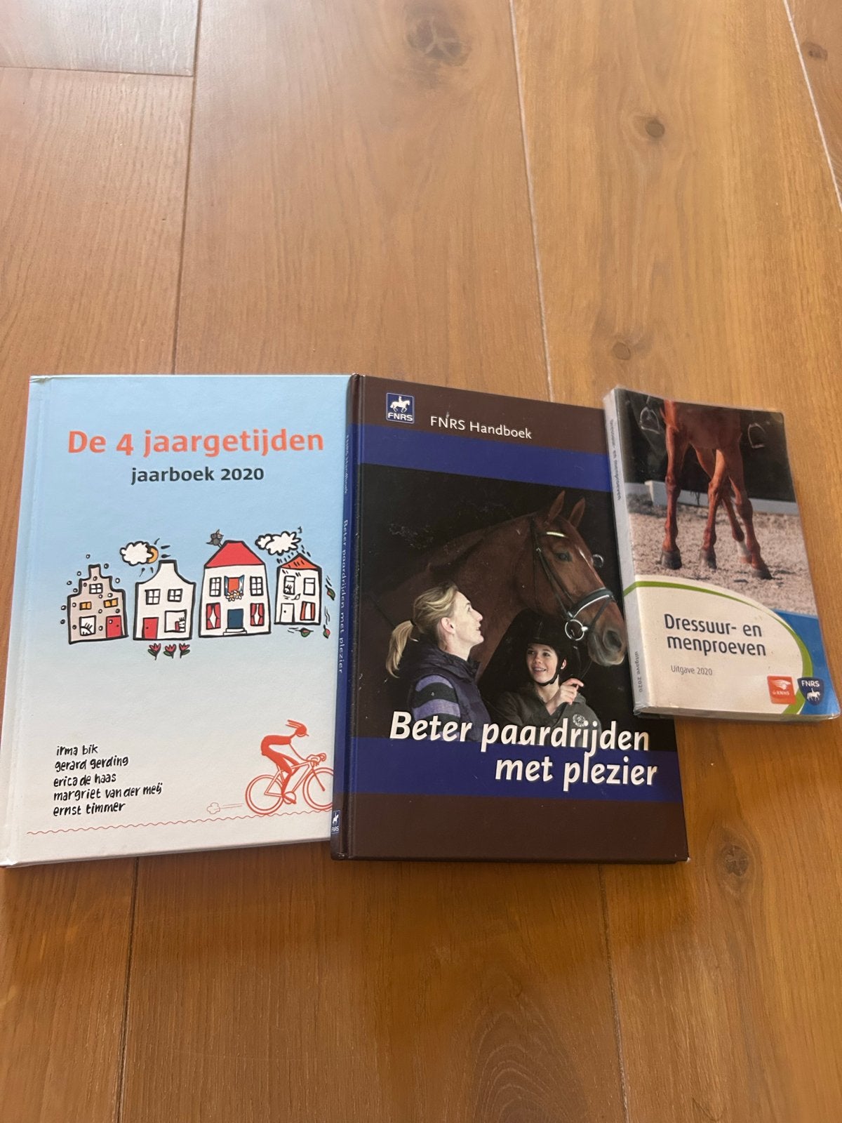 Boeken: De 4 Jaargetijden, FNRS Handboek, Dressuur- en Menpr, Boeken, Ophalen of Verzenden, Zo goed als nieuw, Overige sporten