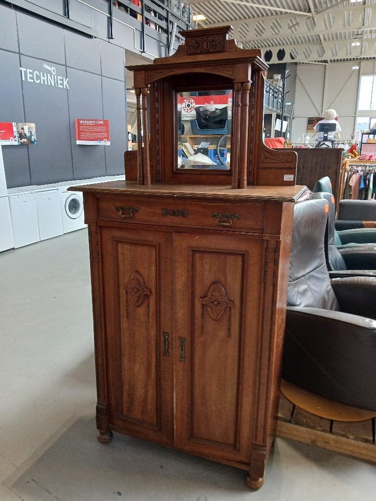 Antieke kast met houtsnijwerken, Ophalen
