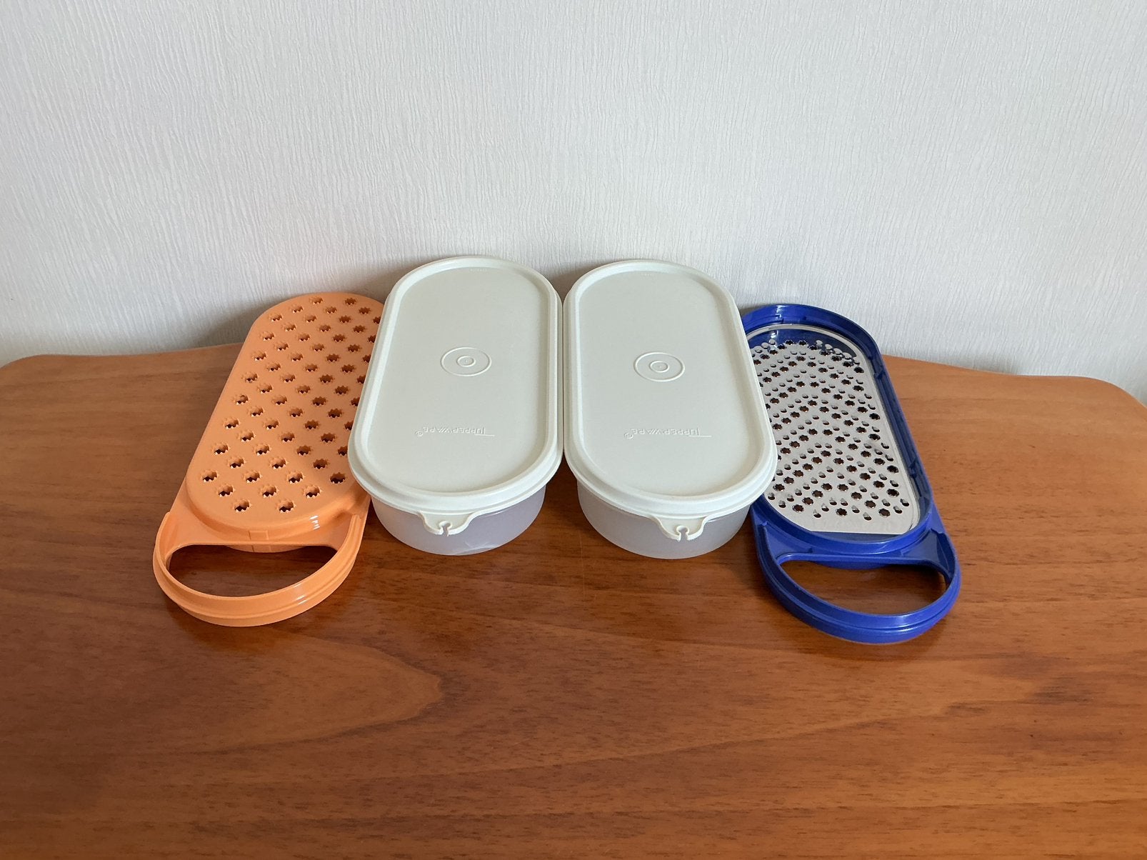 Tupperware 2 x Raspaardje Rasp met bakje en deksel., Ophalen of Verzenden