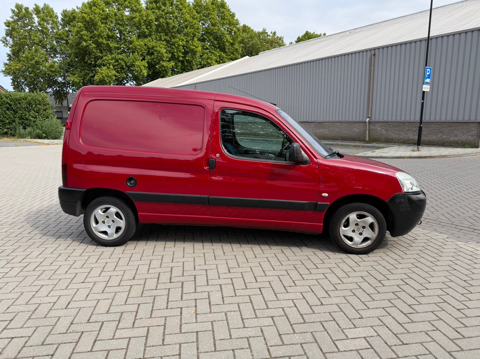 Te koop Peugeot Partner 1.9 D 170C 2004 rijd goed, 4 cilinders, Origineel Nederlands, Grijs, Dealer onderhouden