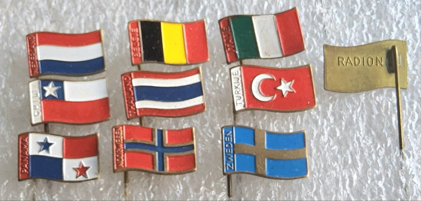 9 Speldjes Radion Zeeppoeder Vlaggen, Verzamelen, Ophalen of Verzenden, Gebruikt, Merk, Speldje of Pin