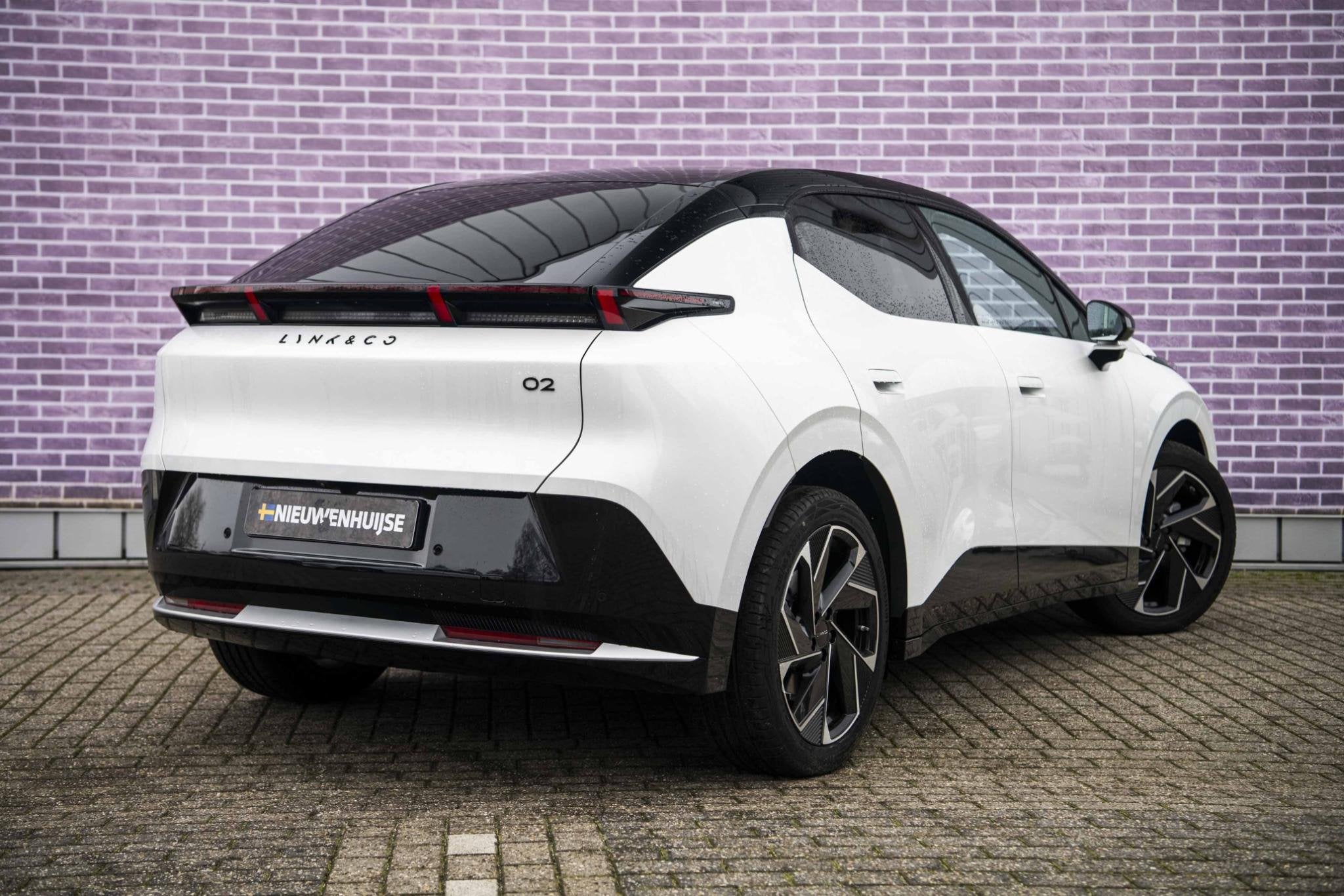 Lynk & Co 02 More 66 kWh | 445 km elektrisch bereik | Adapti, Automaat, Achterwielaandrijving, Zwart, Automatische klimaatregeling