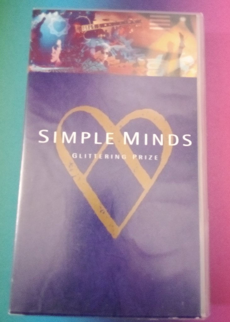 VHS - Simple MInds: Glittering Prize - Inclusief boekje, Engels, Verzenden, Alle leeftijden, Muziek en Concerten