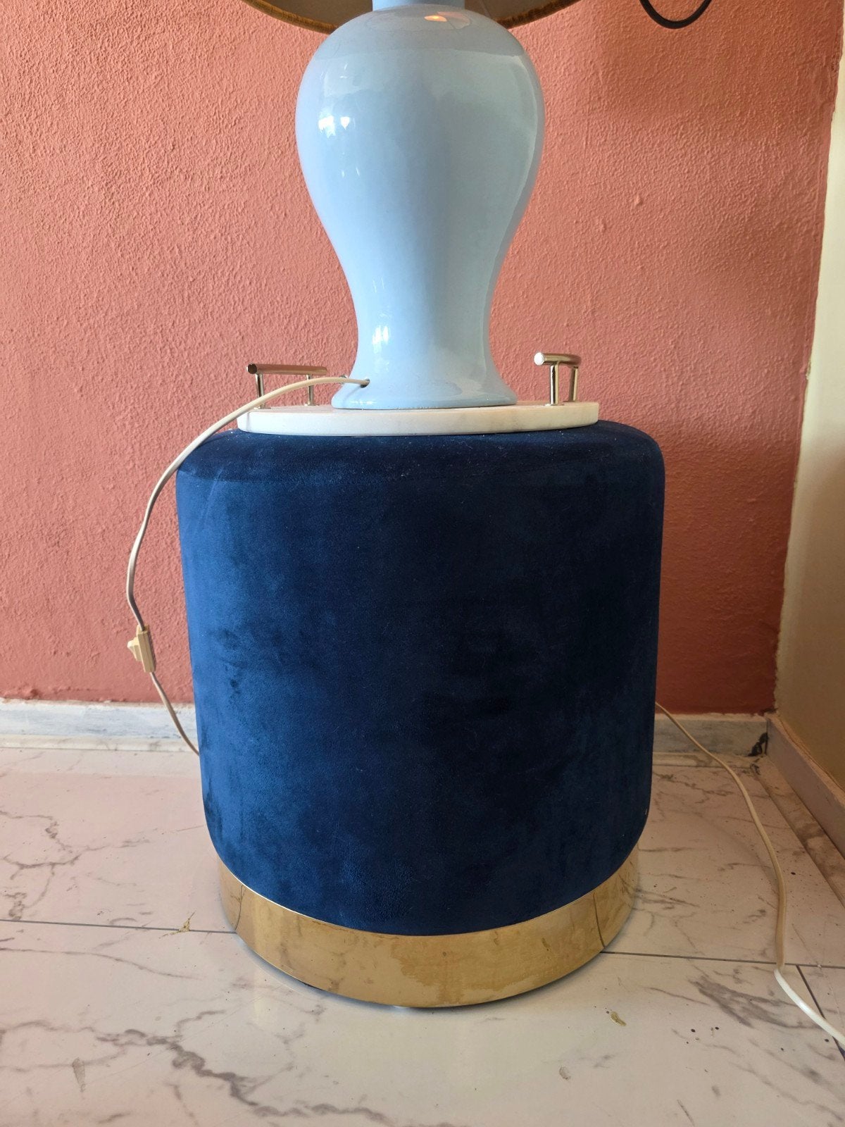 Stijlvolle blauwe fluwelen poef met gouden accent, Huis en Inrichting, Ophalen, Zo goed als nieuw, Textiel, Blauw
