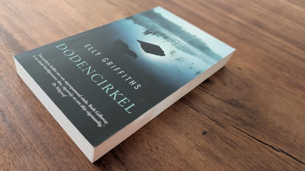 Dodencirkel - Elly Griffiths (Thriller), Boeken, Ophalen of Verzenden, Zo goed als nieuw, Elly Griffiths, Europa overig