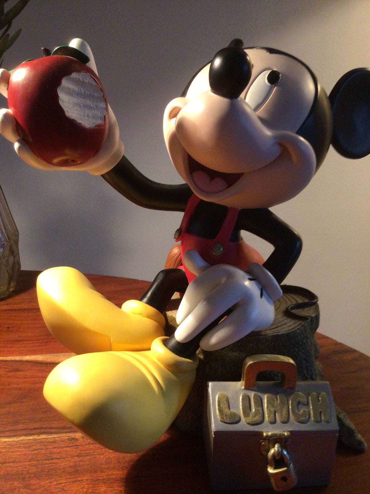 Mickey Mouse,aan het schaften! Origineel Disney beeld., Ophalen of Verzenden, Mickey Mouse, Zo goed als nieuw, Beeldje of Figuurtje