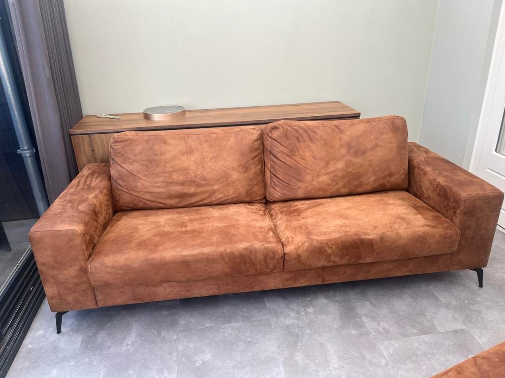 Bank van microleer in cognac kleur, Huis en Inrichting, Ophalen, Overige materialen, Gebruikt, Driepersoons