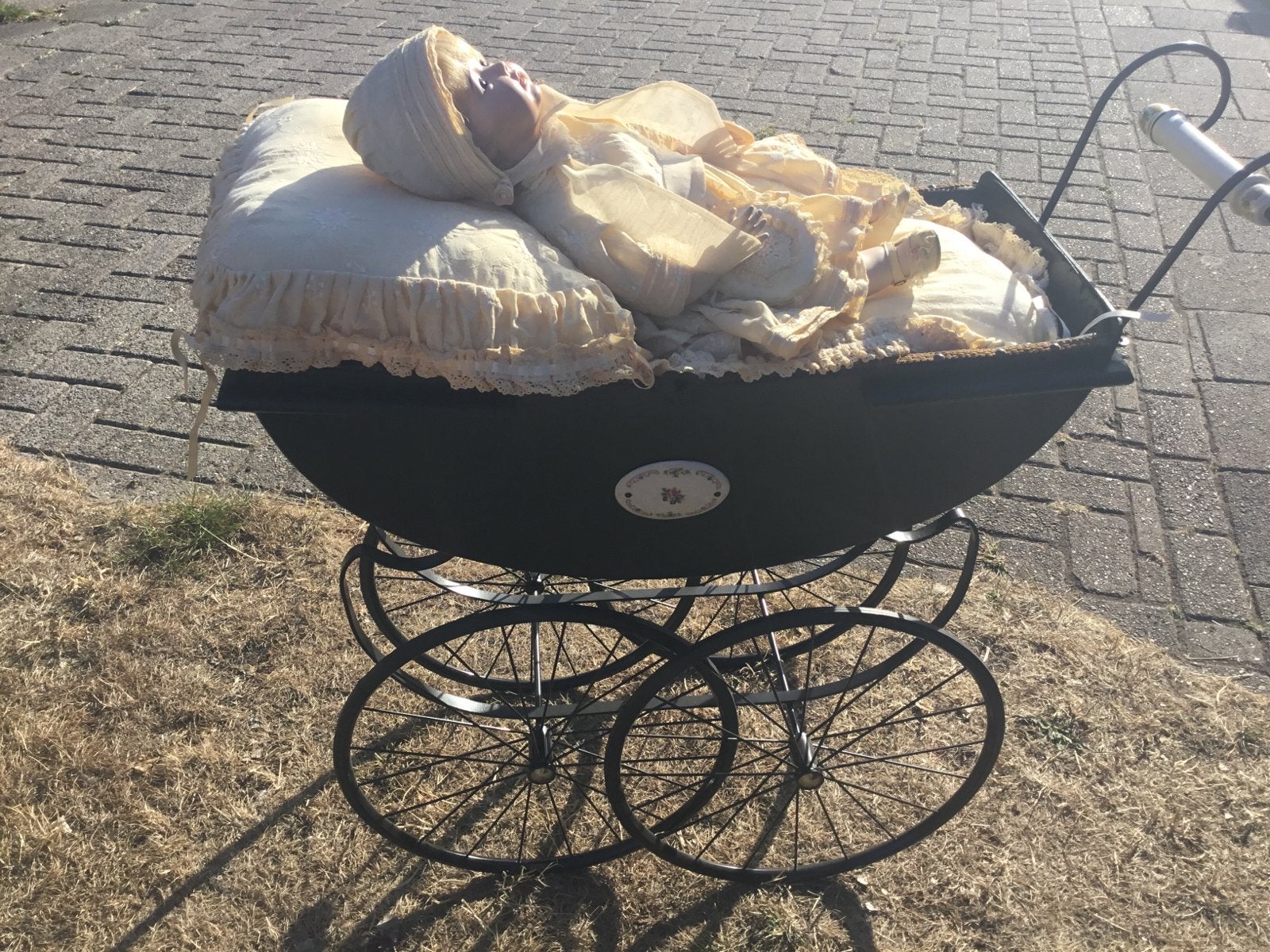 Antieke poppenwagen met porseleinen pop, Kinderen en Baby's, Ophalen of Verzenden, Zo goed als nieuw, Kinderwagen, Overige merken