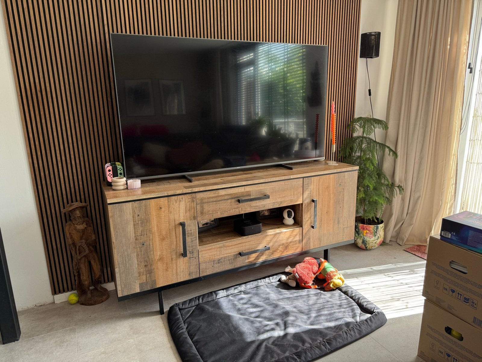 Robuust TV-meubel van mangohout met metalen accenten, Huis en Inrichting, Ophalen, 150 tot 200 cm, Zo goed als nieuw, Minder dan 100 cm