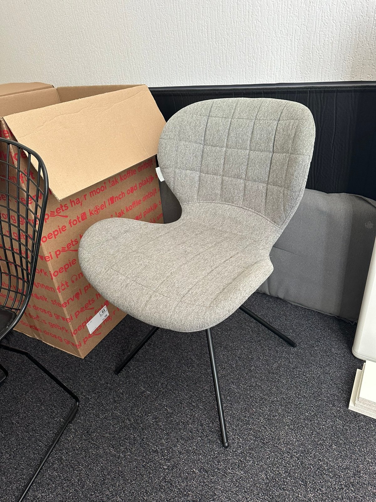 Grijze stoel Zuiver OMG serie, Huis en Inrichting, Stoelen, Ophalen, Zo goed als nieuw, Stof, Eén
