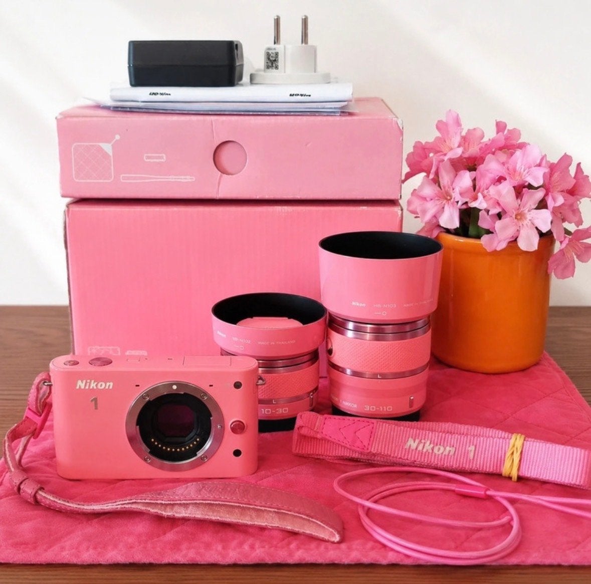Pink Nikon 1 J1 Mirrorless Camera | 2 Lenses & Accessories, Ingebouwde flitser, Ophalen of Verzenden, Zo goed als nieuw, Accu