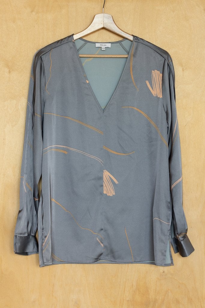 Reiss Grijs zilveren satijnen top met V hals en print M 40, Maat 38/40 (M), Reiss, Ophalen of Verzenden, Zo goed als nieuw