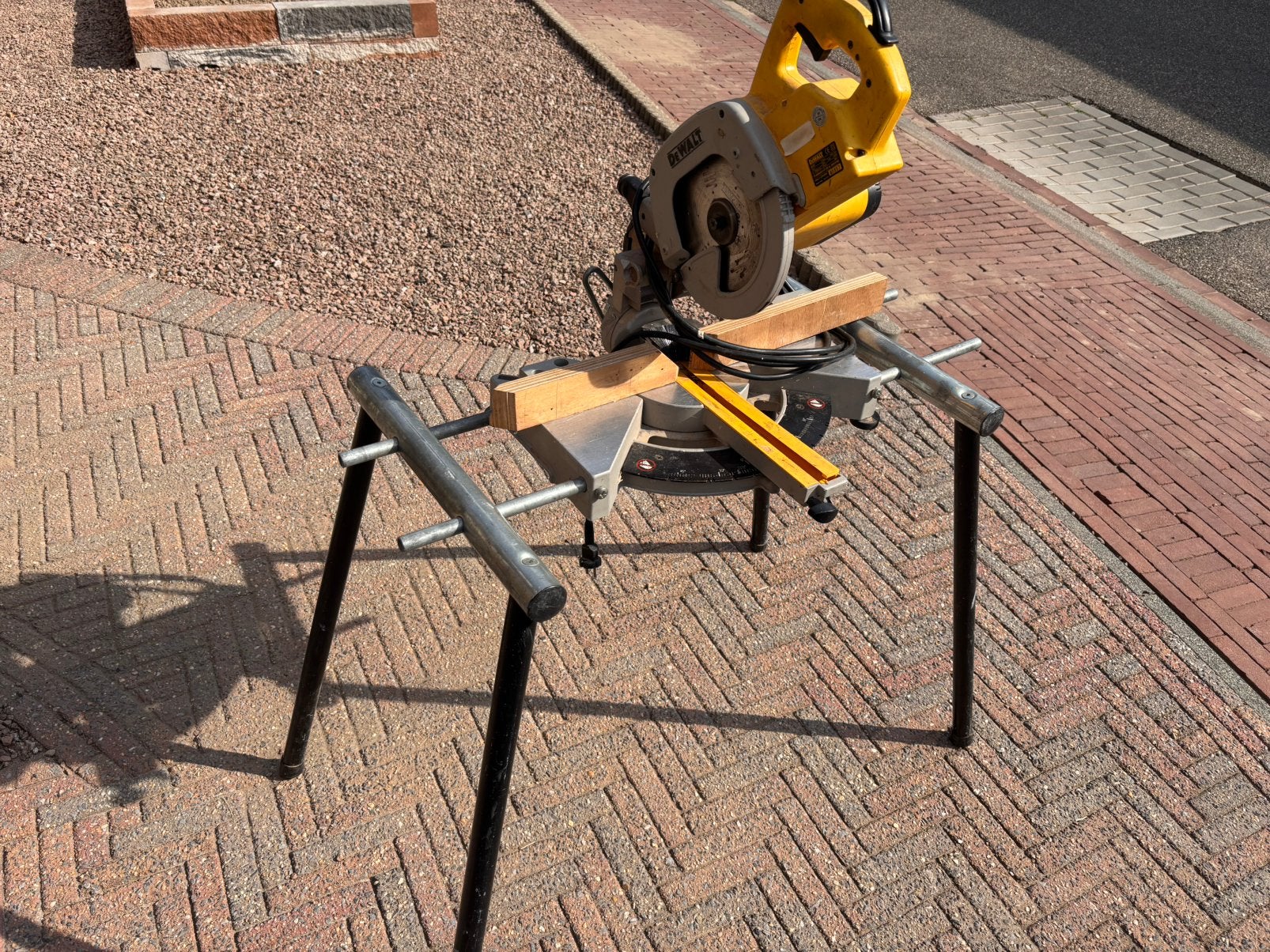 De walt afkortzaag, Doe-het-zelf en Verbouw, Ophalen, Gebruikt, 600 tot 1200 watt, Afkortzaag