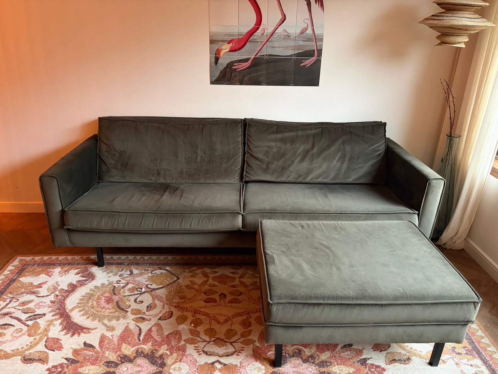 Donker groene velvet sissyboy bank met hocker, Ophalen, Driepersoons, 75 tot 100 cm, Zo goed als nieuw