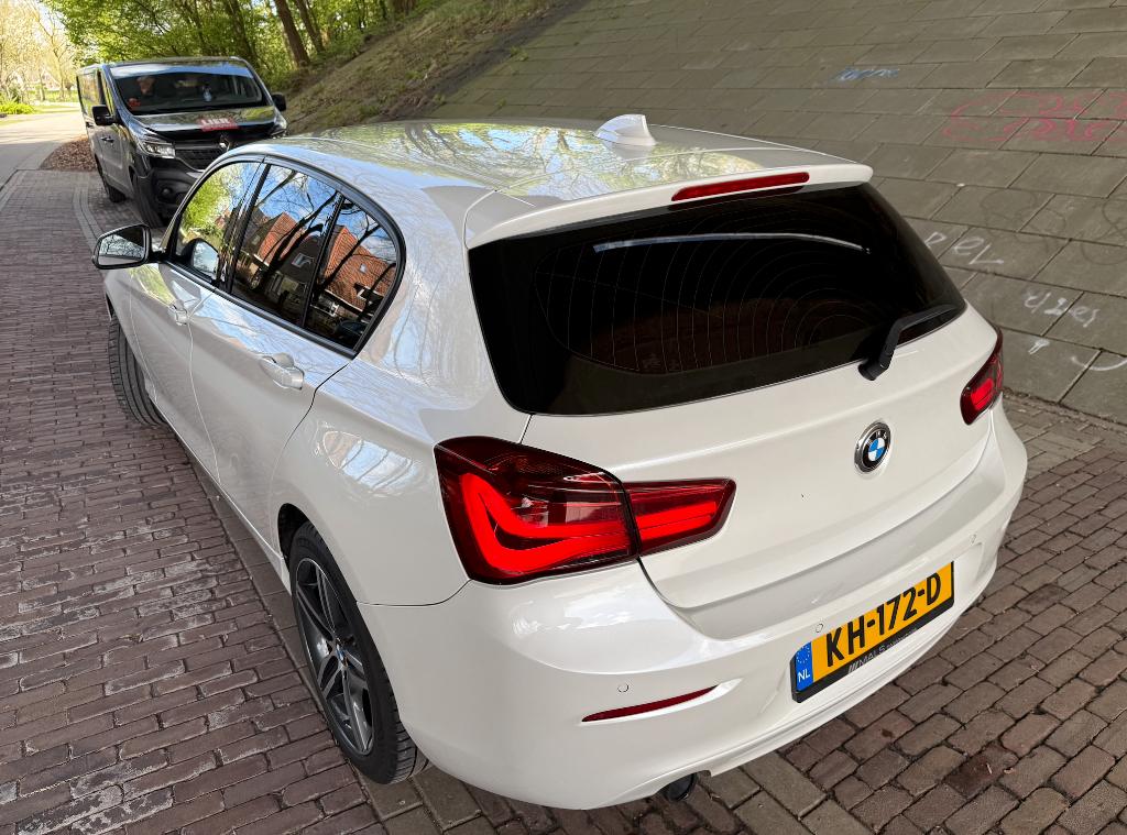 BMW 1-Serie 118i Parelmoer Wit, Apple Carplay, Groot scherm, Wit, Origineel Nederlands, 650 kg, Lichtsensor