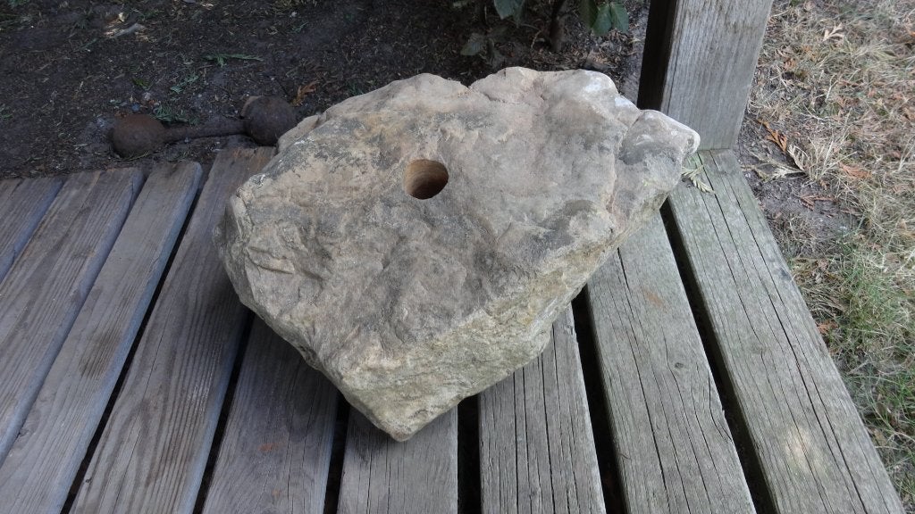 Vijversteen met gat. Borrelsteen. Fonteinsteen, Tuin en Terras, Ophalen of Verzenden, Gebruikt, Grijs, Kei