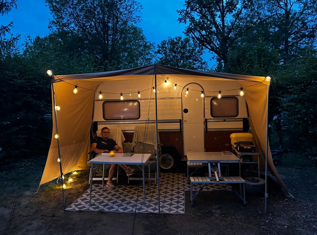 Kip caravan retro + luifel (evt met bijpassende camperbus), Caravans en Kamperen, Particulier, 500 - 750 kg, Kip, Koelkast
