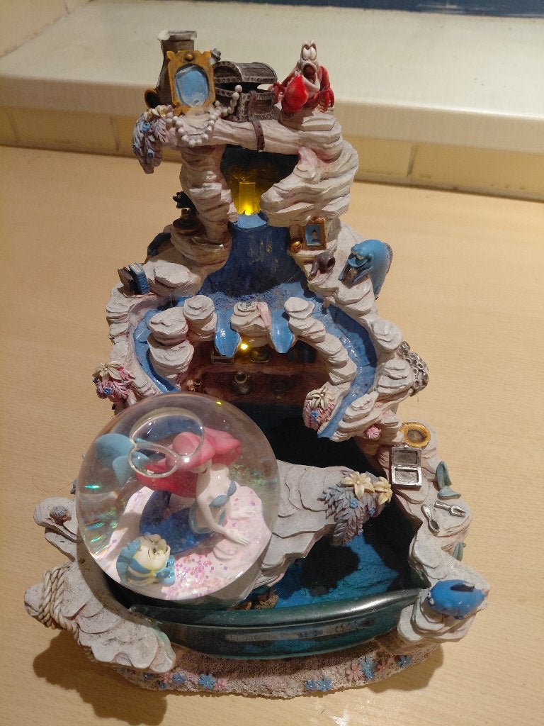 Disney Sneeuwbol Waterfontein De Kleine Zeemeermin (Ariël), Ophalen of Verzenden, Pocahontas of Kl. Zeemeermin, Gebruikt, Beeldje of Figuurtje