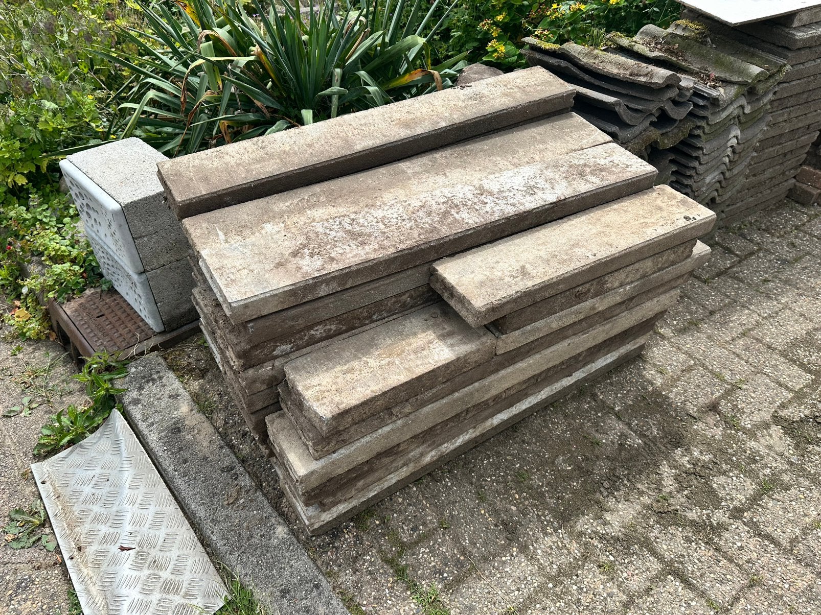 Opsluitbanden / beton banden + dakpannen + stenen, Ophalen, Gebruikt, Minder dan 5 m², Beton