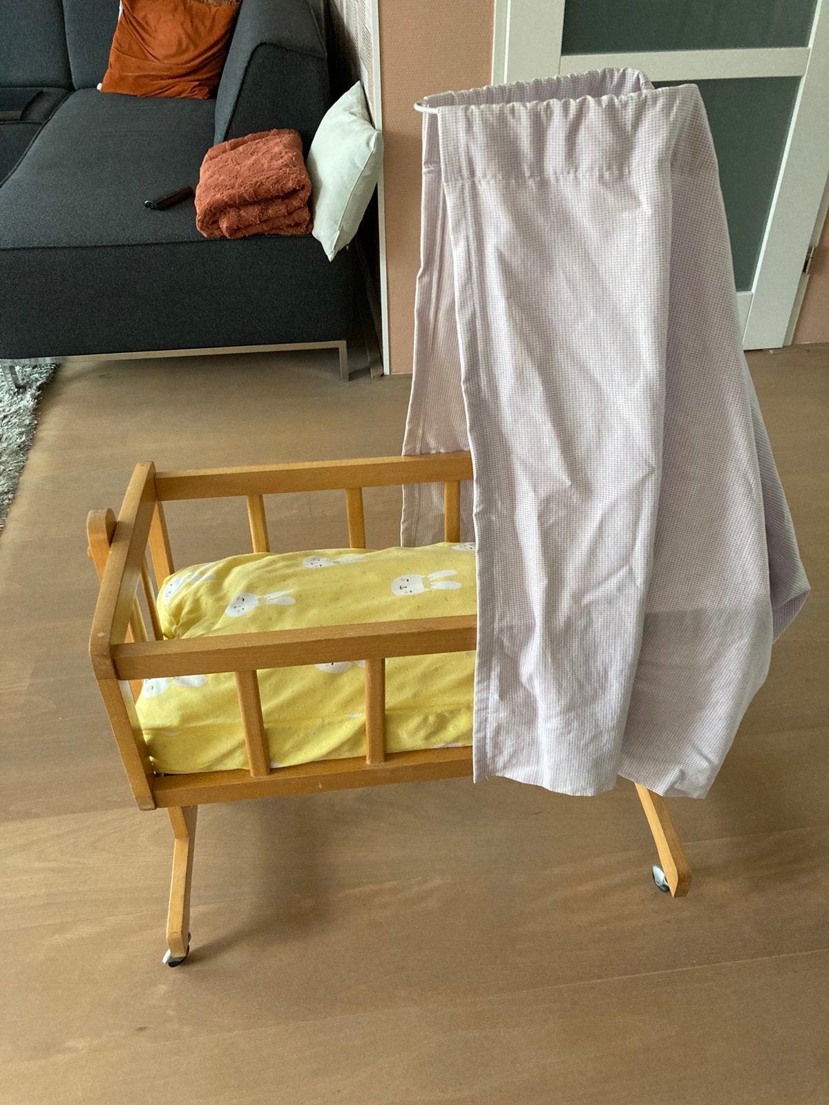 Houten poppenbed op wielen (schommelt), Ophalen, Zo goed als nieuw