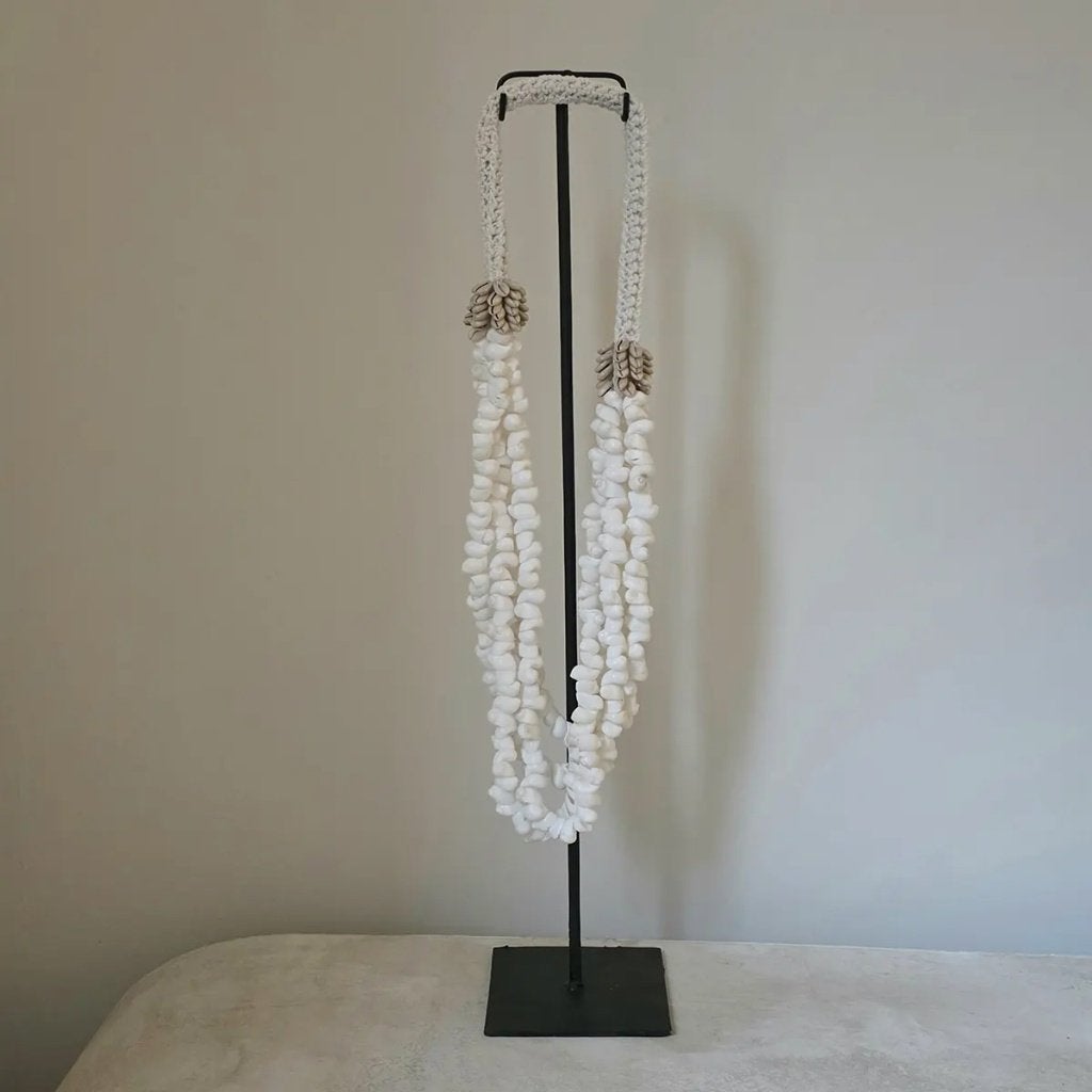 Schelpenketting op standaard Usha uit Bali, Ophalen of Verzenden, Schelpendecoratie, Tropical home, Natuurlijk materiaal