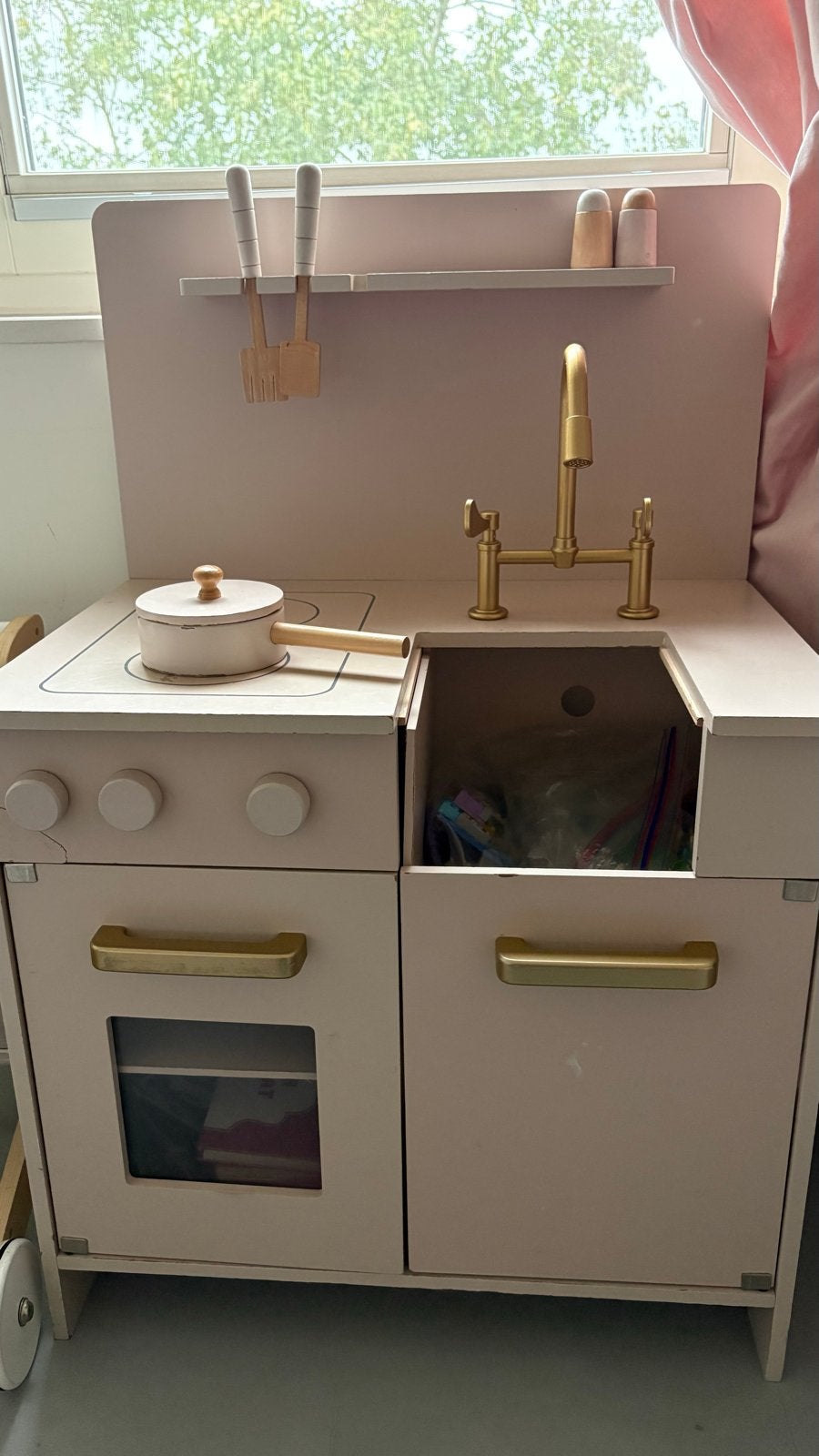 Houten speelgoed met accessoires, Ophalen, Gebruikt, Meubelstuk of Keukentje