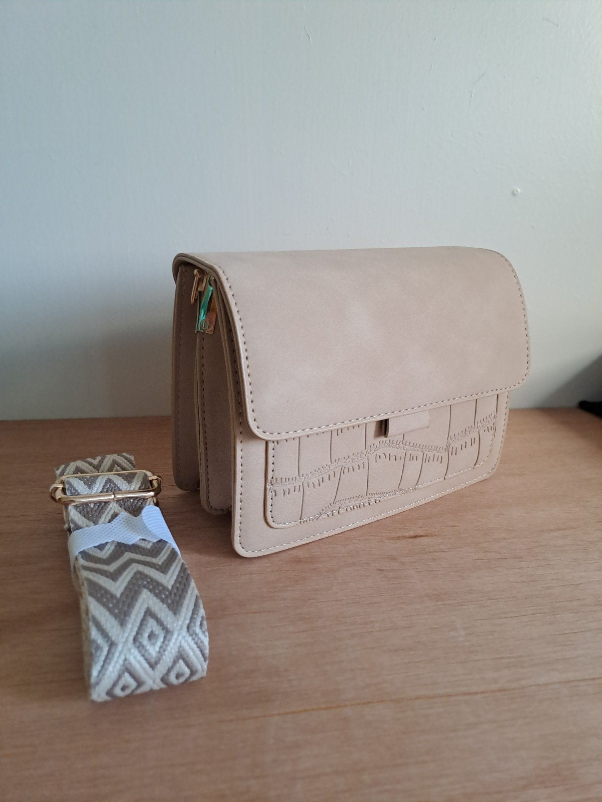 Nieuw! Schoudertasje crossbody beige met bagstrap, Ophalen of Verzenden, Nieuw, Beige, Schoudertasje