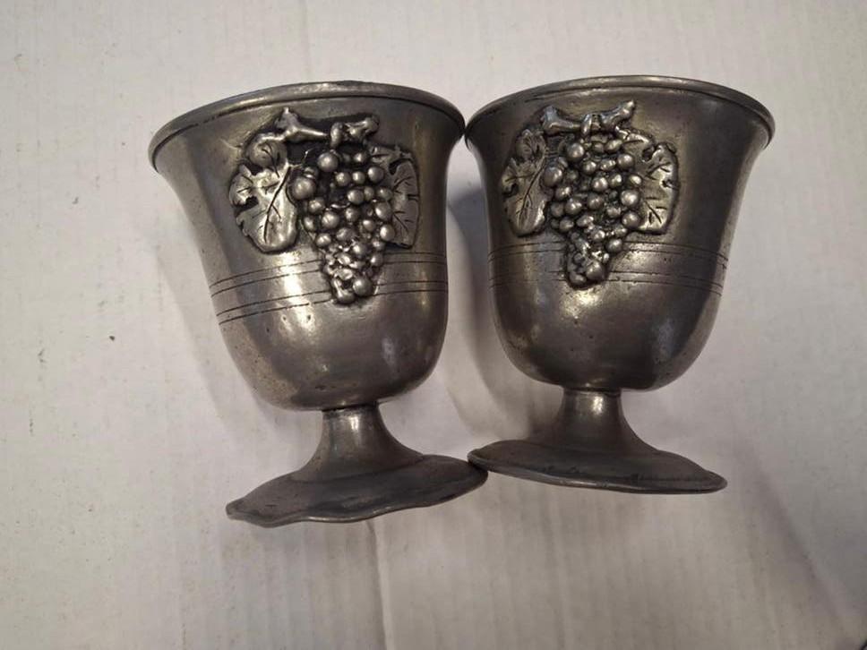 2 Tinnen Kelkjes 95% Tin - Druivenmotief, Antiek en Kunst, Antiek | Tin, Ophalen of Verzenden