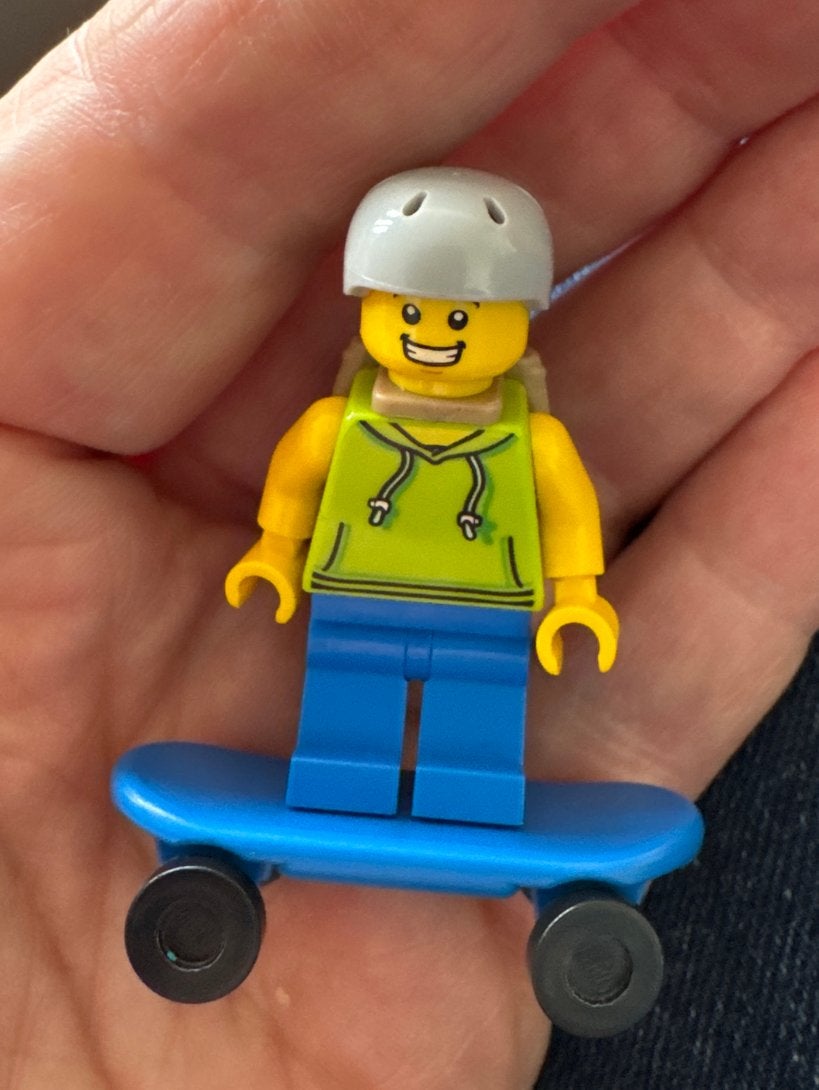 Lego skateboarder met helm en rugzak minifiguur 1138, Ophalen of Verzenden, Zo goed als nieuw