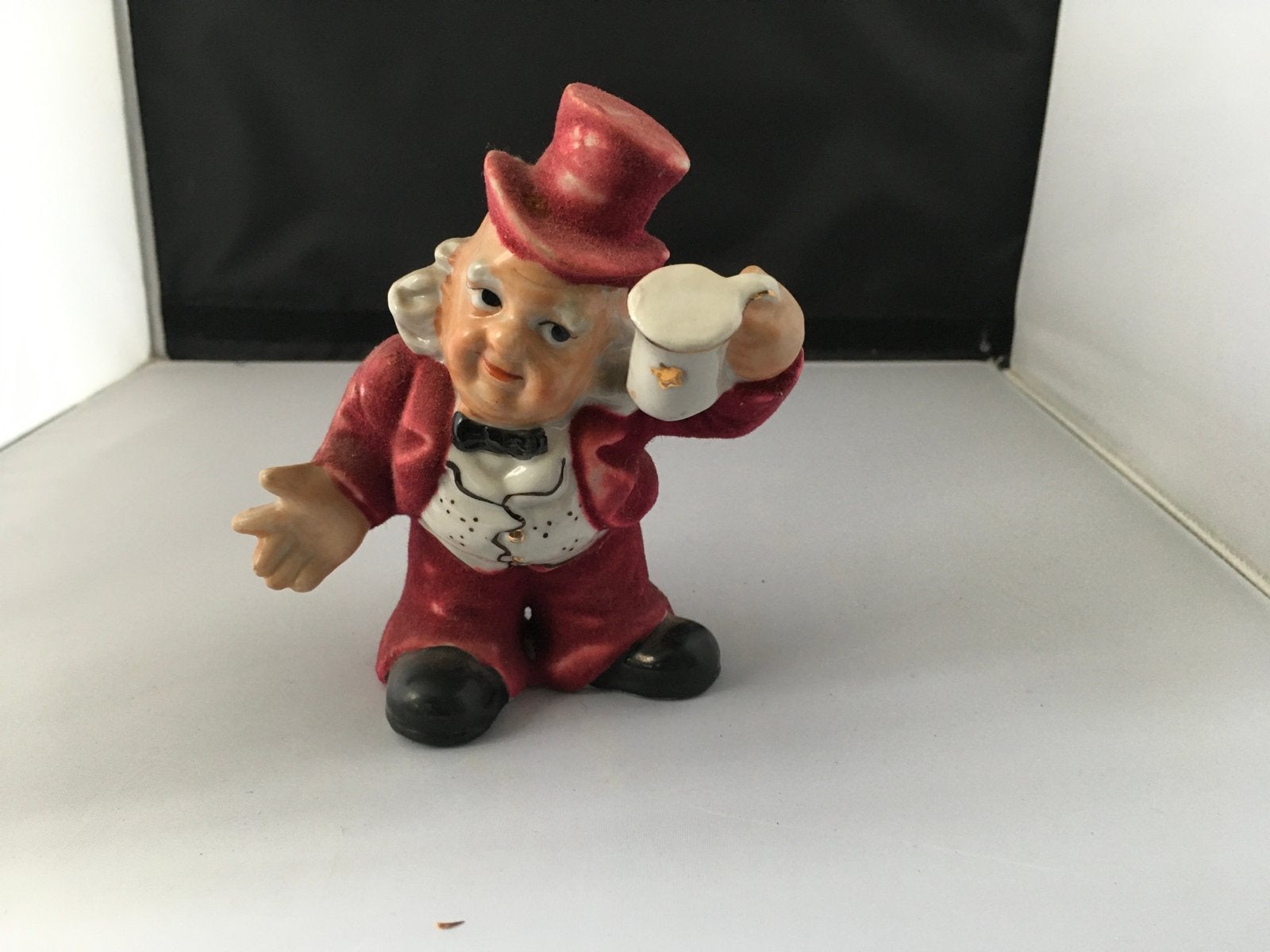 Antiek Engels beeldje man met bierpul, rood fluweel, Antiek en Kunst, Ophalen of Verzenden