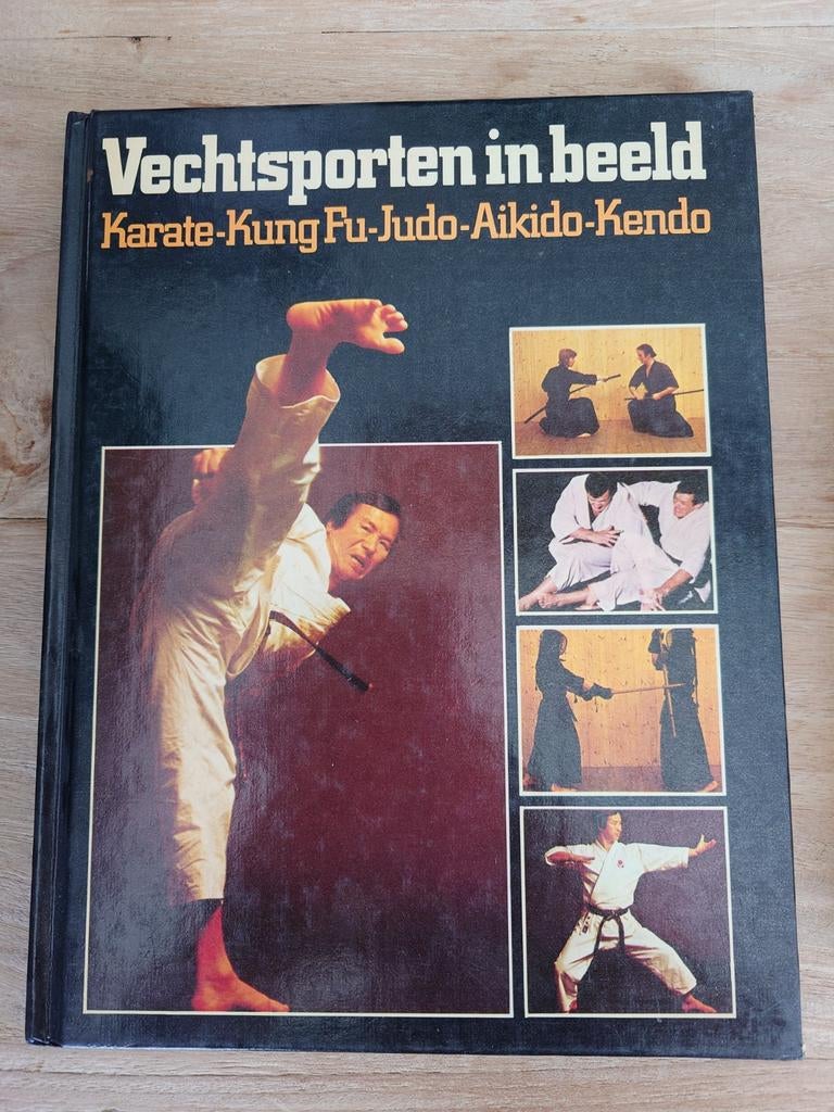 Vechtsporten in Beeld & Karate Encyclopedie in Beeld, Ophalen of Verzenden, Gelezen, M. Meeus, Vechtsport