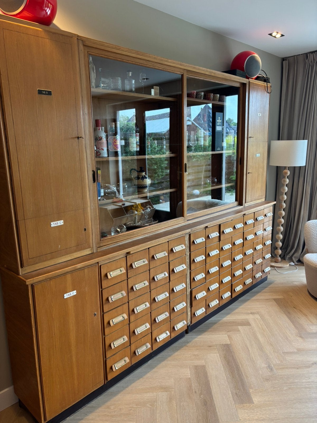 Antieke apothekerskast / vitrinekast met veel laden – uniek, Antiek en Kunst, Ophalen