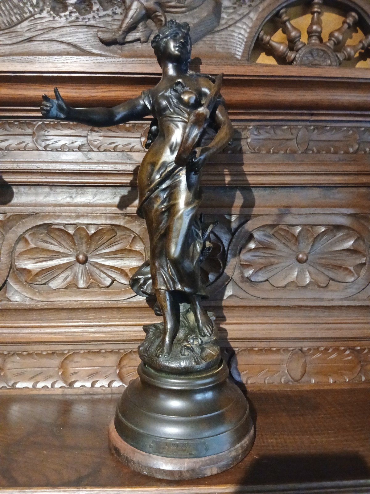 Bronzenveeld Vrouw harp, Ophalen