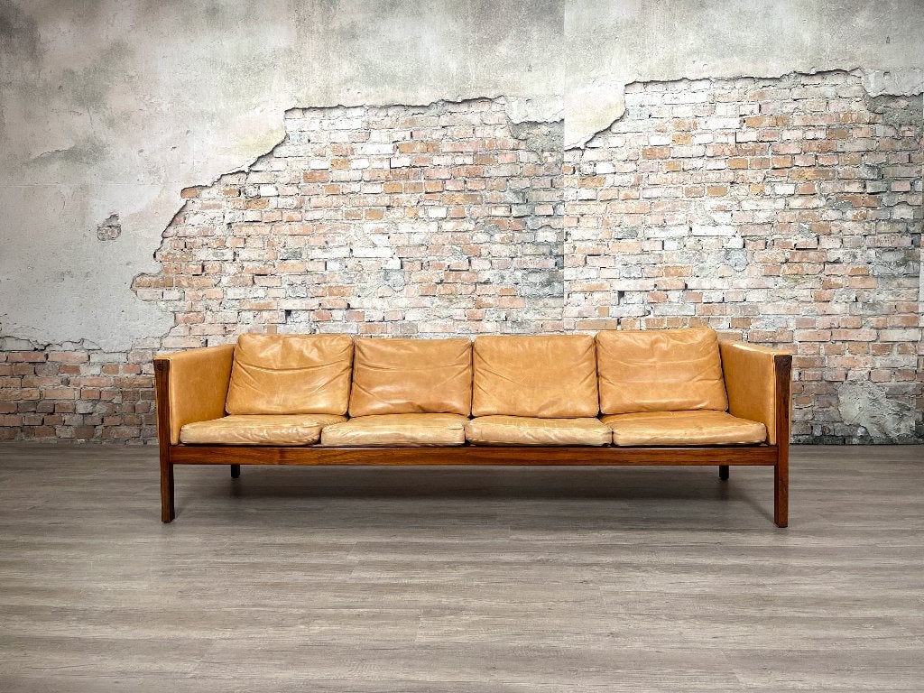 Hans J. Wegner voor AP Stolen “AP63/4 Sofa” bij TheReSales