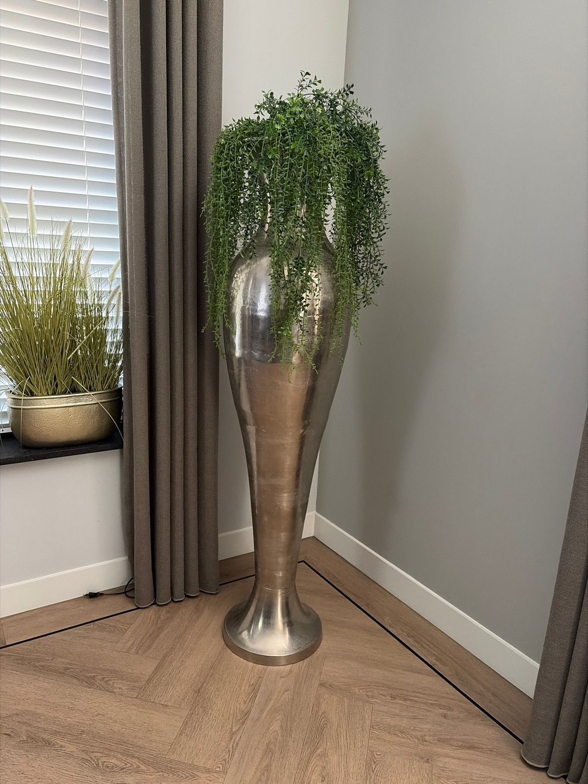 Colmore grote  zilverkleurige vaas met kunstplant, Inclusief decoratie, Ophalen of Verzenden, Zo goed als nieuw, Metaal