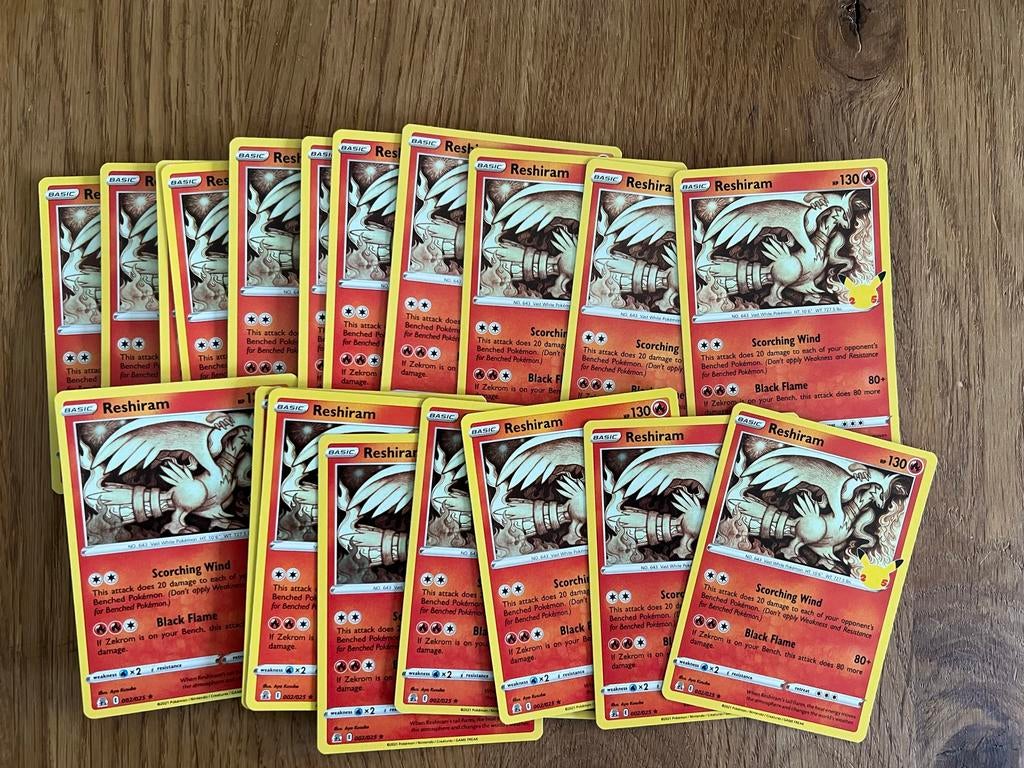 Reshiram Holo 002/025 Celebrations (prijs per stuk), Ophalen of Verzenden, Zo goed als nieuw, Meerdere kaarten