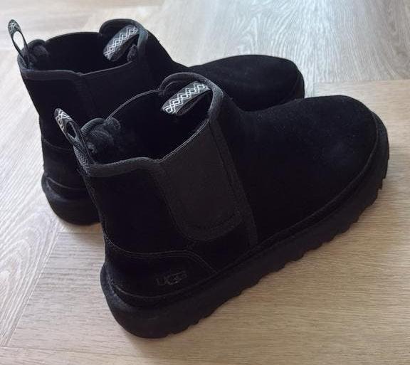 UGG Neumel Chelsea Men Black ZGN MAAT 43, Ophalen of Verzenden, Zo goed als nieuw, Zwart
