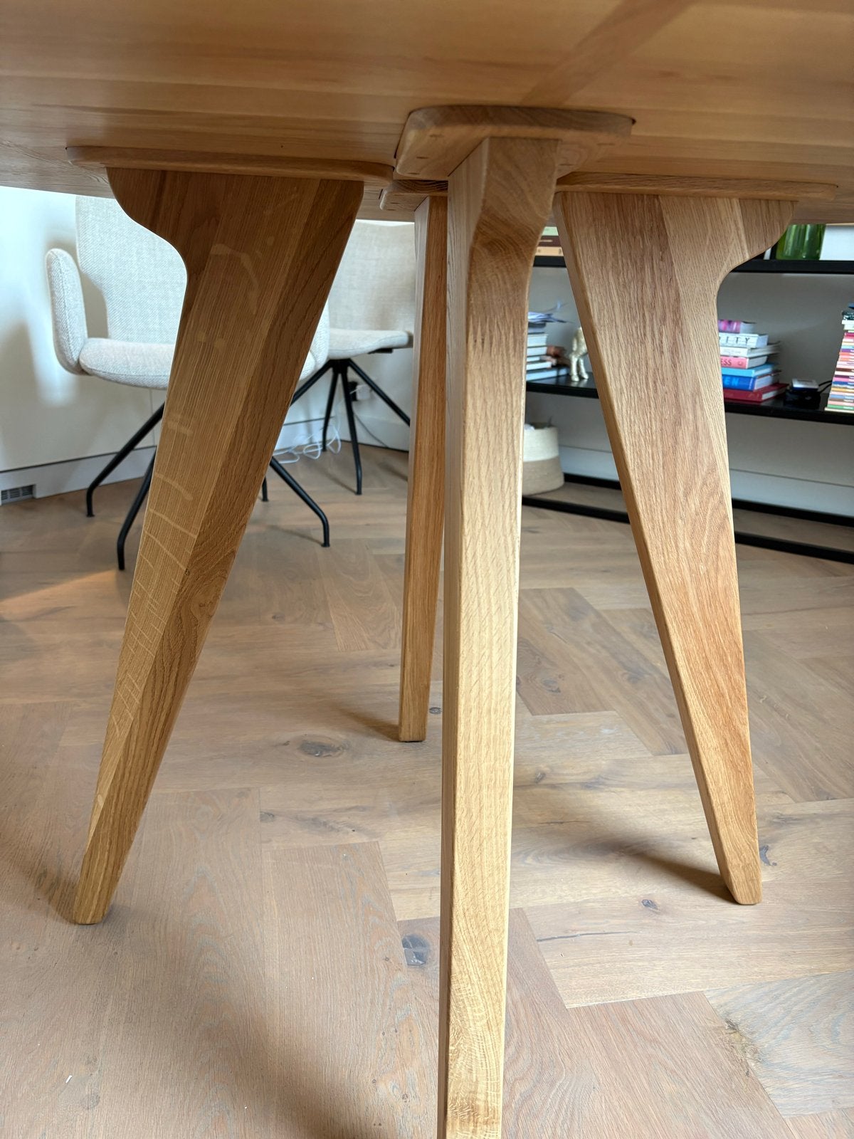 Foto 4 van Ronde eikenhouten eettafel - Zo goed als nieuw