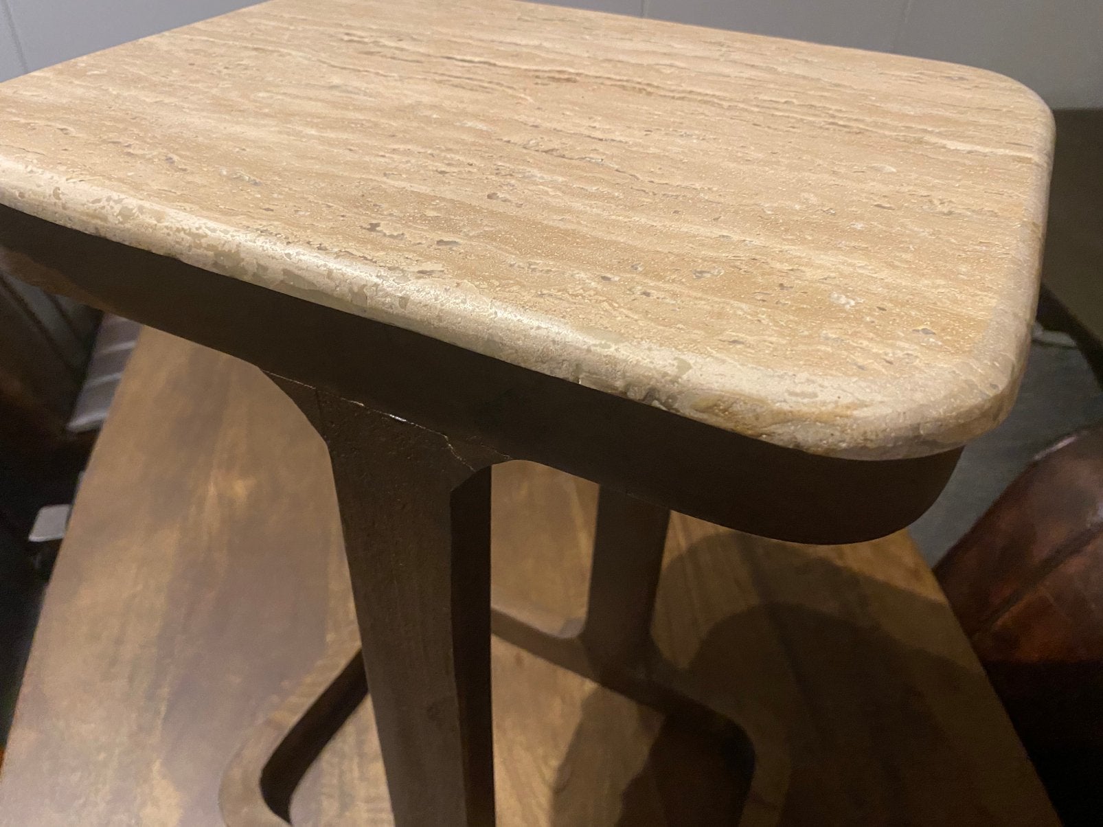 Bijzettafel Tyler: Echt Travertin & Mangohout - 30x40 cm, Huis en Inrichting, Tafels | Bijzettafels, Minder dan 55 cm, Nieuw, Rechthoekig